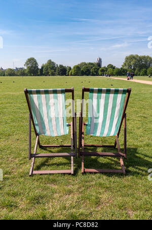 Zwei Liegestühle im Hyde Park, London, UK Stockfoto