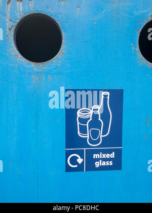 Glas Recycling Zeichen auf der Seite eines blauen Recycling überspringen. Stockfoto