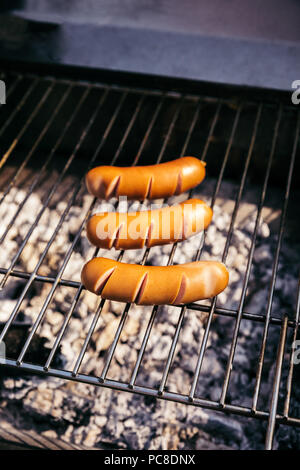 Heiße Würstchen vom Grill im Freien über Kohlen zubereitet Stockfoto