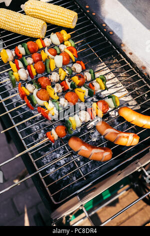 Würstchen vom Grill im Außenbereich Grill mit Gemüse auf Spieße Stockfoto