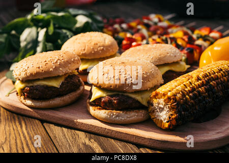 Hot leckere Burger und Gemüse vom Grill im Außenbereich Grill Stockfoto