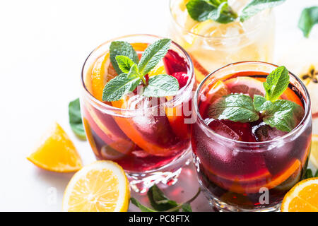 Sangria mit Obst, Eis und Minze im Glas. Stockfoto