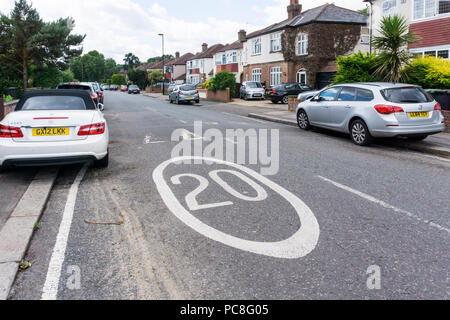 20 mph Höchstgeschwindigkeit Markierung auf der Straße in Lewisham, London. Stockfoto