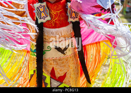 Aborigine-Tänzer bei der Grand Entrance Ceremony in den Beaver Dome.Powwow von Tsuut'ina Nation. Stockfoto