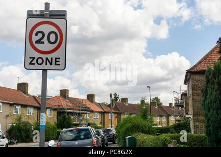 Zeichen für eine Geschwindigkeit von 20 km/h Zone auf dem Downham Immobilien in Lewisham, London. Stockfoto