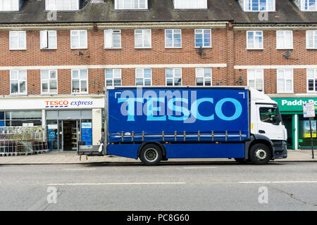 Lieferung über Bürgersteig zu einem Tesco Express Shop im Süden Londons. Stockfoto