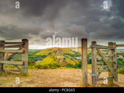 Corfe Castle stürmischen Himmel Stockfoto