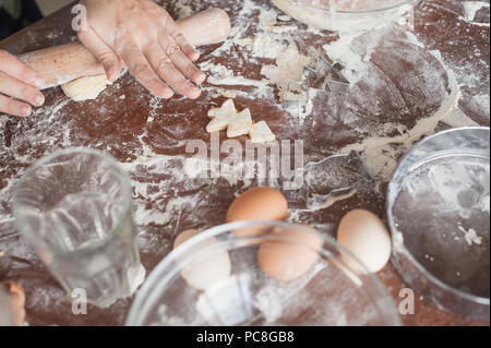 7/8 Schuß von Frau cookies Vorbereitung in Form von Weihnachtsbaum Stockfoto