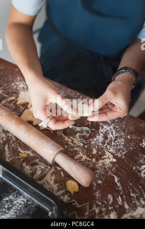 7/8 Schuß von Frau Vorbereitung Cookies in verschiedenen Formen Stockfoto