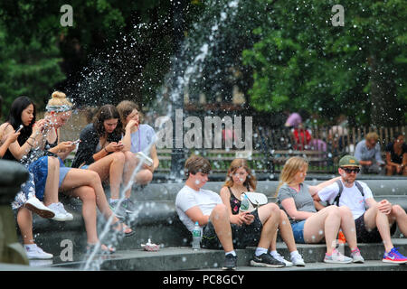 NEW YORK, NY - 10. Juli: Menschen Abkühlung an einem heißen Sommertag im Washington Square Park in Manhattan am 10. Juli 2017 in New York, USA. Stockfoto