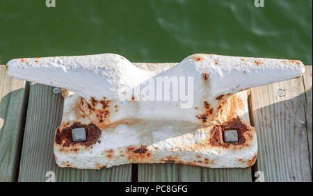 Sehr große weiße Klampe rosten während zu einem Pier befestigt Stockfoto