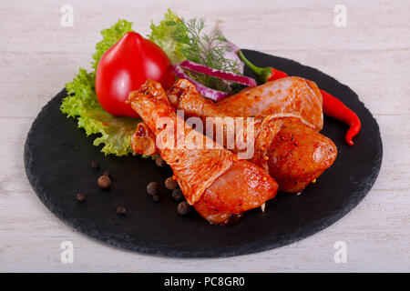 Roh marinierte Hähnchenschenkel für Grill und BBQ Stockfoto