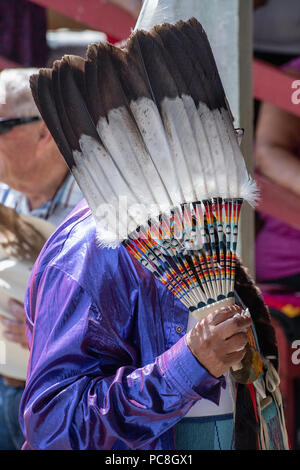 Aborigine-Tänzer bei der Grand Entrance Ceremony beim Eintritt in den Beaver Dome. Tsuut'ina Nation’s Powwow. Stockfoto