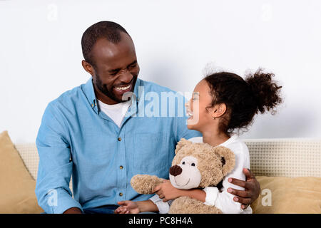 Lachend afrikanischen amerikanischen Vater und Tochter zu Hause Stockfoto