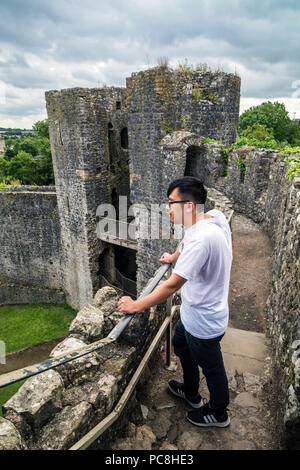 Asiatische Touristen in die älteste erhaltene Post reisen - römischen Stein Festung Chepstow Castle (Castell Cas-Gwent) in Chepstow, Monmouthshire in Wales Stockfoto