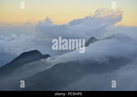 Wolken am Gipfel der Sierra Nevada. Stockfoto