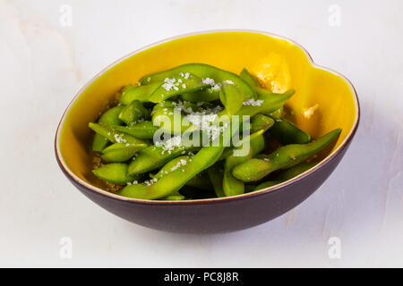 Edamame Bohnen mit Meersalz Stockfoto