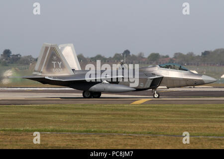 F-22A Raptor Rollen zur startbahn an RAF Lakenheath während der 2016 Übung schnelle Raptor. Stockfoto