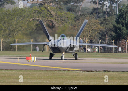 F-22A Raptor Rollen zur startbahn an RAF Lakenheath während der 2016 Übung schnelle Raptor. Stockfoto
