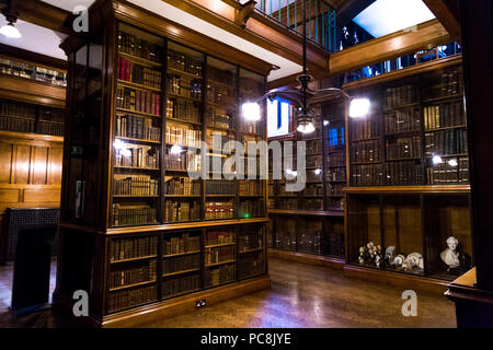 Alte Bücherregale mit Büchern in der John Rylands Library in Manchester, UK gefüllt Stockfoto