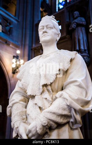 Marmorskulptur von enriqueta Augustina Rylands von John Cassidy im Lesesaal der John Rylands Library Manchester UK Stockfoto