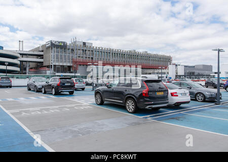 Autos auf dem Dach der kurzfristigen Parkplatz abgestellt am Terminal 1, Flughafen Dublin, Irland. Stockfoto