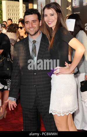 David Krumholtz und Frau Vanessa Britting im Newsroom Premiere Arclight Theater in Los Angeles. David Krumholtz und Frau Vanessa Britting - - - - - - - - - - - - - Red Carpet Event, Vertikal, USA, Filmindustrie, Prominente, Fotografie, Bestof, Kunst, Kultur und Unterhaltung, Topix Prominente Fashion/Vertikal, Besten, Event in Hollywood Leben - Kalifornien, Roter Teppich und backstage, USA, Film, Stars, Film Stars, TV Stars, Musik, Promis, Fotografie, Bestof, Kunst, Kultur und Unterhaltung, Topix, Vertikal, Familie von aus dem Jahr 2012, Anfrage tsuni@Ga Stockfoto