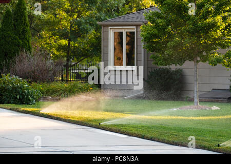 Eine im Boden Sprinkleranlage Bewässerung rasen. USA. Stockfoto