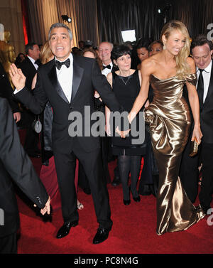 George Clooney und Stacy Keibler 119 am Oscar anreisen - 84th Academy Awards - 2012 im Hollywood und Highland Theater in Los Angeles. George Clooney und Stacy Keibler 119 - - - - - - - - - - - - - Red Carpet Event, Vertikal, USA, Filmindustrie, Prominente, Fotografie, Bestof, Kunst, Kultur und Unterhaltung, Topix Prominente Fashion/Vertikal, Besten, Event in Hollywood Leben - Kalifornien, Roter Teppich und backstage, USA, Film, Stars, Film Stars, TV Stars, Musik, Promis, Fotografie, Bestof, Kunst, Kultur und Unterhaltung, Topix, Vertikal, Familie aus aus Stockfoto