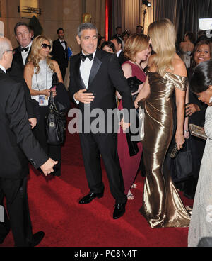 George Clooney und Stacy Keibler 304 am Oscar anreisen - 84th Academy Awards - 2012 im Hollywood und Highland Theater in Los Angeles. George Clooney und Stacy Keibler 304 - - - - - - - - - - - - - Red Carpet Event, Vertikal, USA, Filmindustrie, Prominente, Fotografie, Bestof, Kunst, Kultur und Unterhaltung, Topix Prominente Fashion/Vertikal, Besten, Event in Hollywood Leben - Kalifornien, Roter Teppich und backstage, USA, Film, Stars, Film Stars, TV Stars, Musik, Promis, Fotografie, Bestof, Kunst, Kultur und Unterhaltung, Topix, Vertikal, Familie aus aus Stockfoto