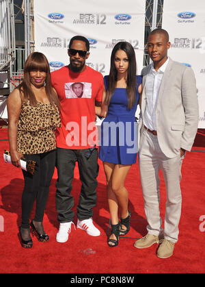 QJamie Foxx und Familie am 12. bet Awards 2012 im Heiligtum Amphitheater in Los Angeles. Jamie Foxx und Familie - - - - - - - - - - - - - Red Carpet Event, Vertikal, USA, Filmindustrie, Prominente, Fotografie, Bestof, Kunst, Kultur und Unterhaltung, Topix Prominente Fashion/Vertikal, Besten, Event in Hollywood Leben - Kalifornien, Roter Teppich und backstage, USA, Film, Stars, Film Stars, TV Stars, Musik, Promis, Fotografie, Bestof, Kunst, Kultur und Unterhaltung, Topix, Vertikal, Familie von aus dem Jahr 2012, Anfrage tsuni@Gamma-USA.com Mann und Frau Stockfoto