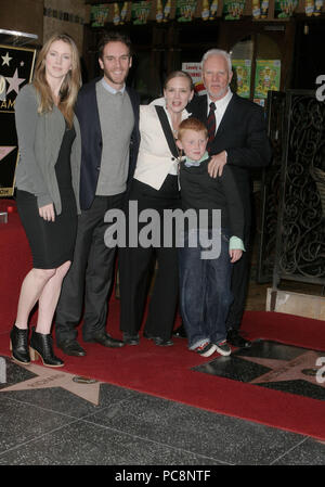 Lilly McDowell, Charlie McDowell, Malcolm McDowell, Frau Kelley und Sohn Beckett 044 an Malcolm McDowell, die mit einem Stern geehrt, auf dem Hollywood Walk of Fame in Los Angeles. Lilly McDowell, Charlie McDowell, Malcolm McDowell, Frau Kelley und Sohn Beckett 044 - - - - - - - - - - - - - Red Carpet Event, Vertikal, USA, Filmindustrie, Prominente, Fotografie, Bestof, Kunst, Kultur und Unterhaltung, Topix Prominente Fashion/Vertikal, Besten, Event in Hollywood Leben - Kalifornien, Roter Teppich und backstage, USA, Film, Stars, Film Stars, TV Stars, Musik, Promis, Fotografie, Bes Stockfoto
