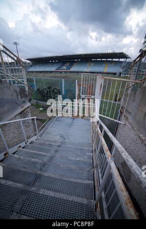 Ein Blick in die verlassenen Stadion in Rom, Stadio Flaminio, mit Blick auf die Haupttribüne. Der Veranstaltungsort war als Olympische Stadion gebaut aber jetzt liegt verkommen. Stockfoto