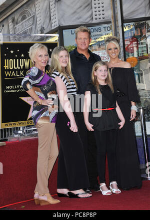 Gary LeVox (Lead Vocals), Jay DeMarcus (Bassist und Background vocals), Joe Don Rooney Rascal Flatts geehrt mit einem Stern auf dem Hollywood Walk of Fame in Los Angeles. RasCal Flatts - Star 25 - - - - - - - - - - - - - Red Carpet Event, Vertikal, USA, Filmindustrie, Prominente, Fotografie, Bestof, Kunst, Kultur und Unterhaltung, Topix Prominente Fashion/Vertikal, Besten, Event in Hollywood Leben - Kalifornien, Roter Teppich und backstage, USA, Film, Stars, Film Stars, TV Stars, Musik, Promis, Fotografie, Bestof, Kunst, Kultur und Unterhaltung, Topix, Vertikal, fami Stockfoto