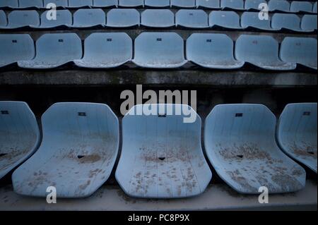 Die Stufen der Stadium Seating innerhalb des verlassenen Stadio Flaminio, einem verlassenen Olympiastadion für Fußball, Rugby und als Veranstaltungsort genutzt. Stockfoto