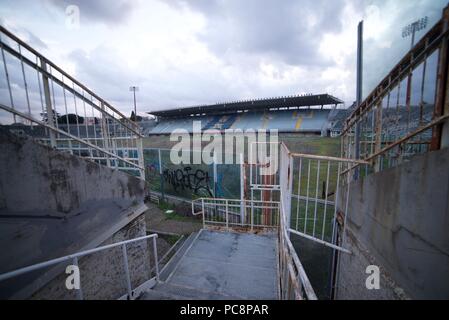 Ein Blick in die verlassenen Stadion in Rom, Stadio Flaminio, mit Blick auf die Haupttribüne. Der Veranstaltungsort war als Olympische Stadion gebaut aber jetzt liegt verkommen. Stockfoto