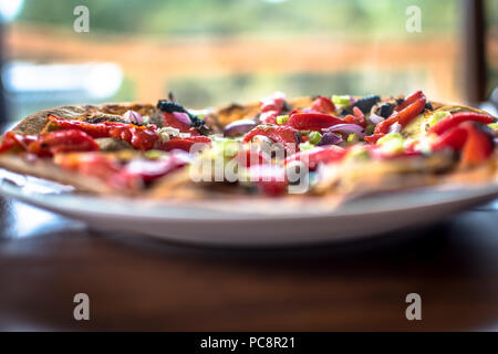 Vegane Pizza vom Kratzer mit veganen Käse und Gemüse aus ökologischem Anbau hergestellt Stockfoto