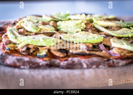 Vegane Pizza vom Kratzer mit veganen Käse und Gemüse aus ökologischem Anbau hergestellt Stockfoto