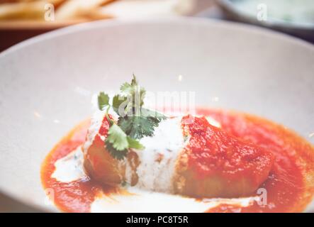 Traditionelle georgische Restaurant Speisekarte zum Abendessen. Genießen Sie exotische Gericht aus Georgien im Cafe. Köstliche Fleisch dolma Teller mit Tomatensauce. Stockfoto