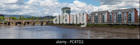 Newport, Monmouthshire, Gwent, George Street Brücke über den Fluss Usk und modernen Gehäuse auf der Ostseite des Flusses. Stockfoto