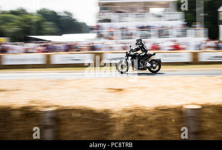 Ein Motorrad Rennen bis die Bergrennen am Goodwood Festival der Geschwindigkeit 2018. Stockfoto