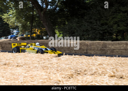 Ein Formel-1-Auto beschleunigt die Bergrennen am Goodwood Festival der Geschwindigkeit 2018. Stockfoto