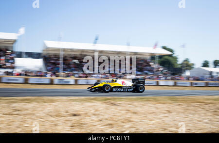 Ein Renault Formel-1-Auto Geschwindigkeiten Vergangenheit eine Tribüne auf dem hillclimb Am Goodwood Festival der Geschwindigkeit 2018. Stockfoto