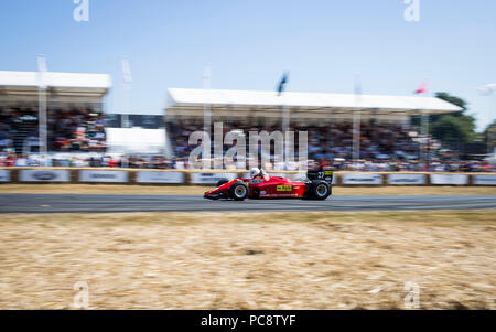 Ein Ferrari Formel-1-Auto Geschwindigkeiten Vergangenheit eine Tribüne auf dem hillclimb Am Goodwood Festival der Geschwindigkeit 2018. Stockfoto