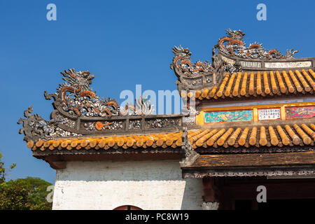 Dach detail, Thái Hòa Palace (Halle der Höchsten Harmonie), Imperial City, Hue, Vietnam Stockfoto