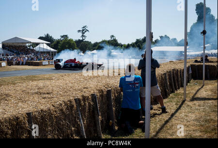 Ein Formel-1-Auto nicht Donuts auf die HILLCLIMB am Goodwood Festival der Geschwindigkeit 2018. Stockfoto