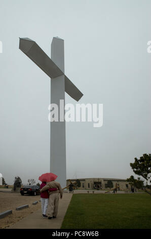 Senior Paar Wetter der Regen die riesigen Kreuz am Groom Lake, Texas USA anzeigen Stockfoto