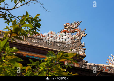 Reich verzierte Dach Schnitzen eines Drachen, Thai Hoa Palace, Imperial City, Hue, Vietnam Stockfoto