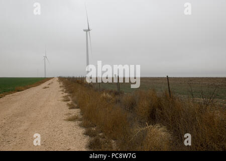 Riesige Windmühlen Webstuhl im Nebel in der Nähe von Groom, Texas, USA Stockfoto