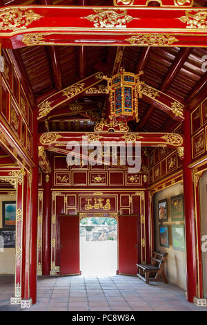 Wiederhergestellte Galerie, Điện Văn Minh, Forbidden Purple City, Hue, Vietnam Stockfoto